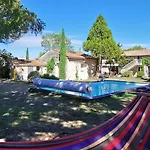 Les Hotes Du Paradis Bed & Breakfast