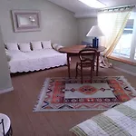 Les Hotes Du Paradis Bed & Breakfast 3*