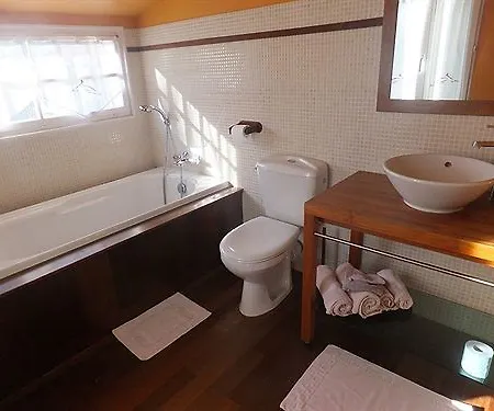 Les Hotes Du Paradis Bed & Breakfast